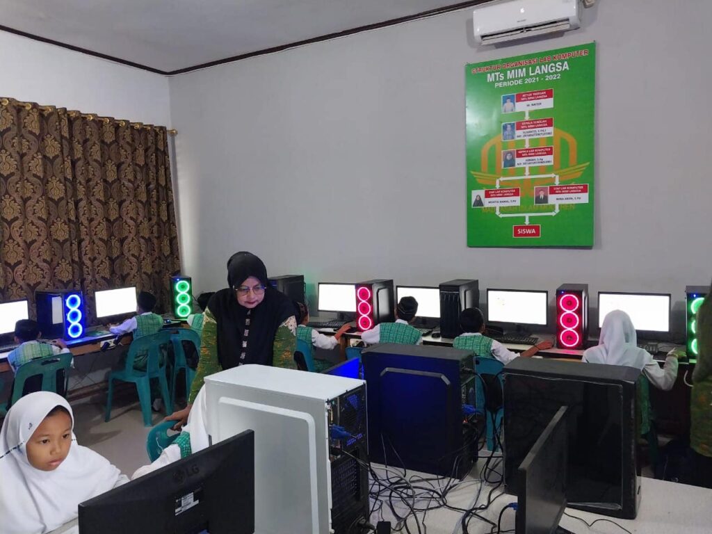 Siswa/i kelas 5 sedang mengikuti Simulasi Asesmen Nasional Berbasis Kompetensi atau ANBK, untuk mengukur literasi membaca dan literasi numerasi (matematika)