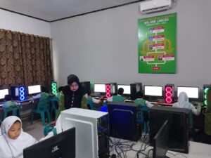 Siswa/i kelas 5 sedang mengikuti Simulasi Asesmen Nasional Berbasis Kompetensi atau ANBK, untuk mengukur literasi membaca dan literasi numerasi (matematika)